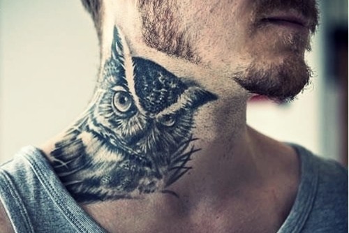 Татуировка сова на шее