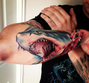 Реалистичная тату акулы на руке