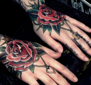 Две красные розы на руках