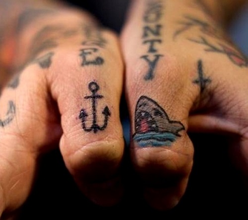 Маленькая тату акулы на пальце