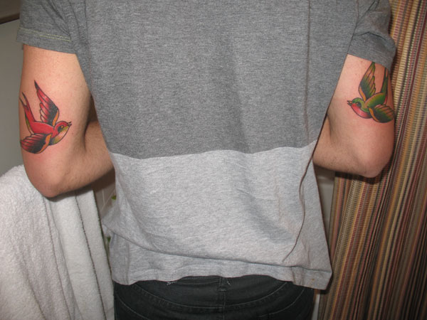 Татуировки ласточек на руках