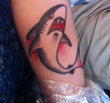 Татуировка акулы на предплечье