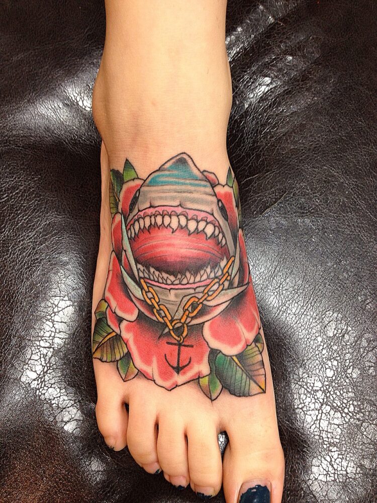 Татуировка акулы в цветке