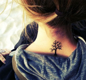 Татуировка дерева на задней части шеи