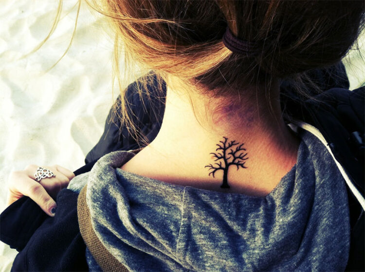Татуировка дерева на задней части шеи