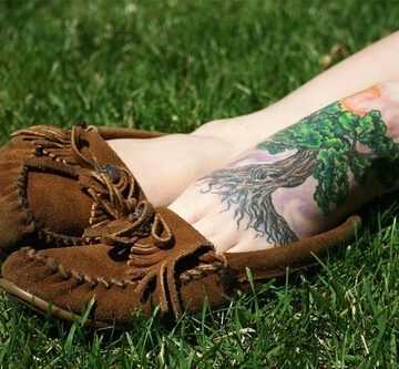 Цветная татуировка дерева на ноге