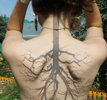Татуировка перевернутого дерева на спине