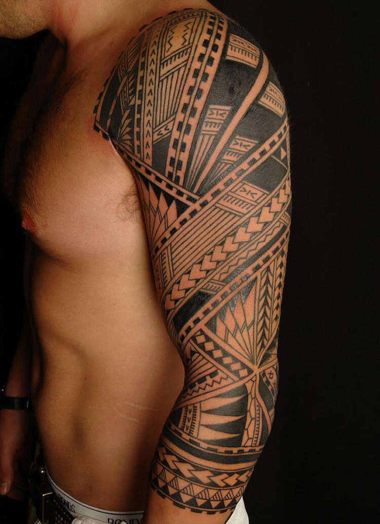 Племенная татуировка во всю руку