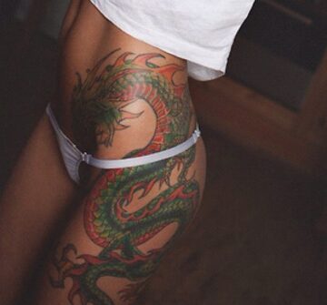 Цветная татуировка дракона на бедре