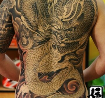 Японская тату с драконом на спине