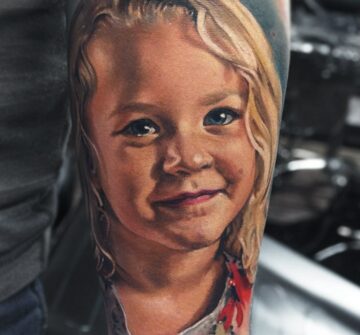 Фотореалистичная тату девочки со светлыми волосами