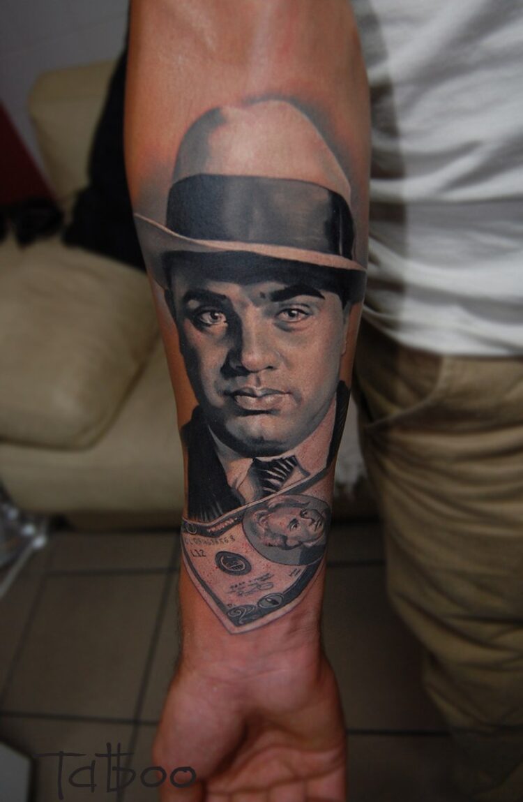 Портрет Аль Капоне и 20-долларовая купюра