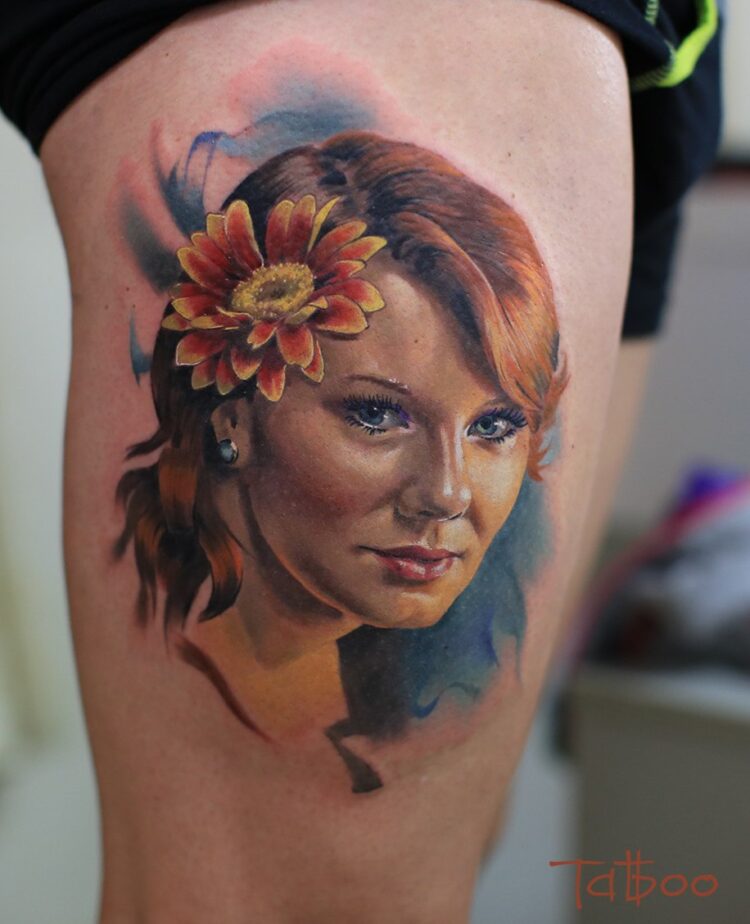 Портрет рыжеволосой девушки с цветком