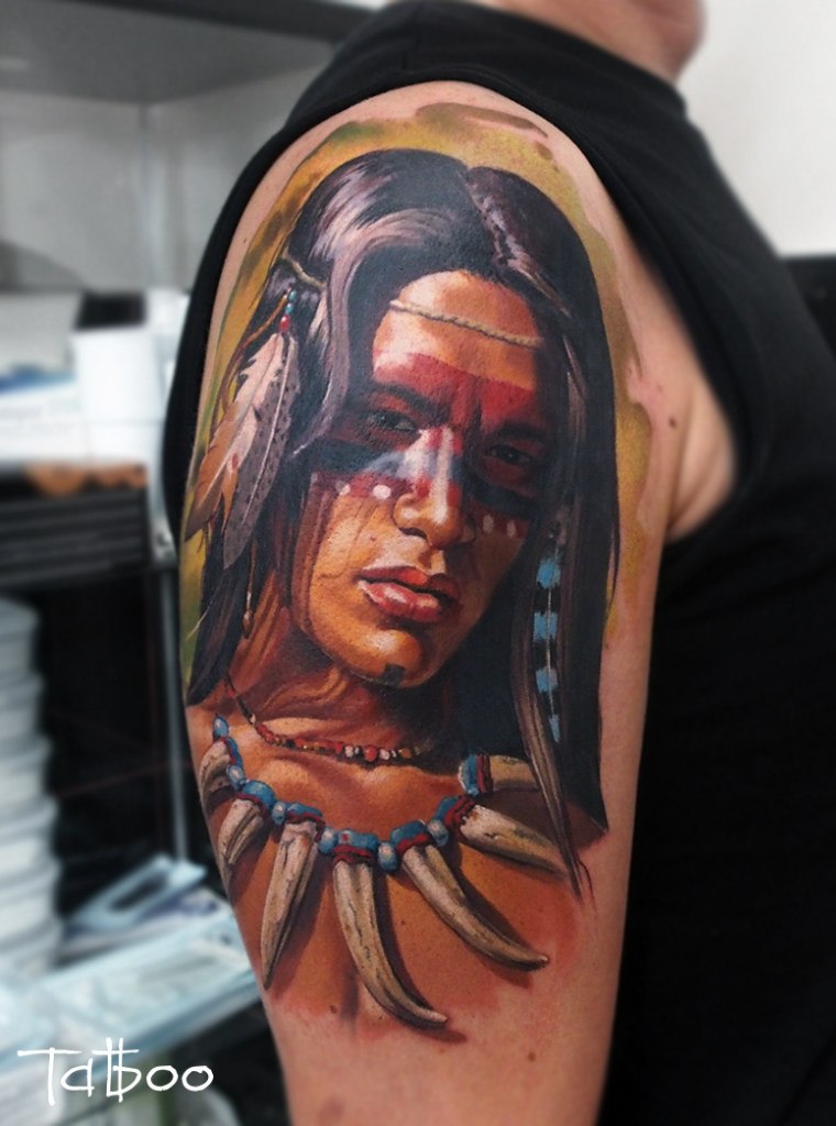 Реалистичный портрет индейца на плече