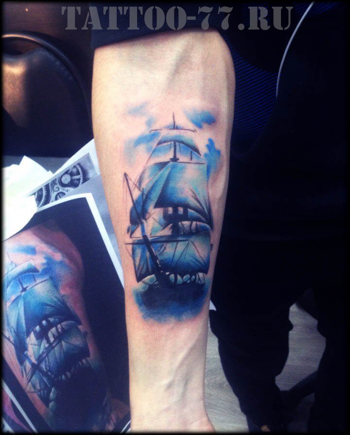 Синий корабль на руке