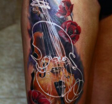 Тату скрипка и красные цветы на бедре