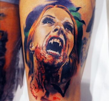 Татуировка девушка-вампир на бедре
