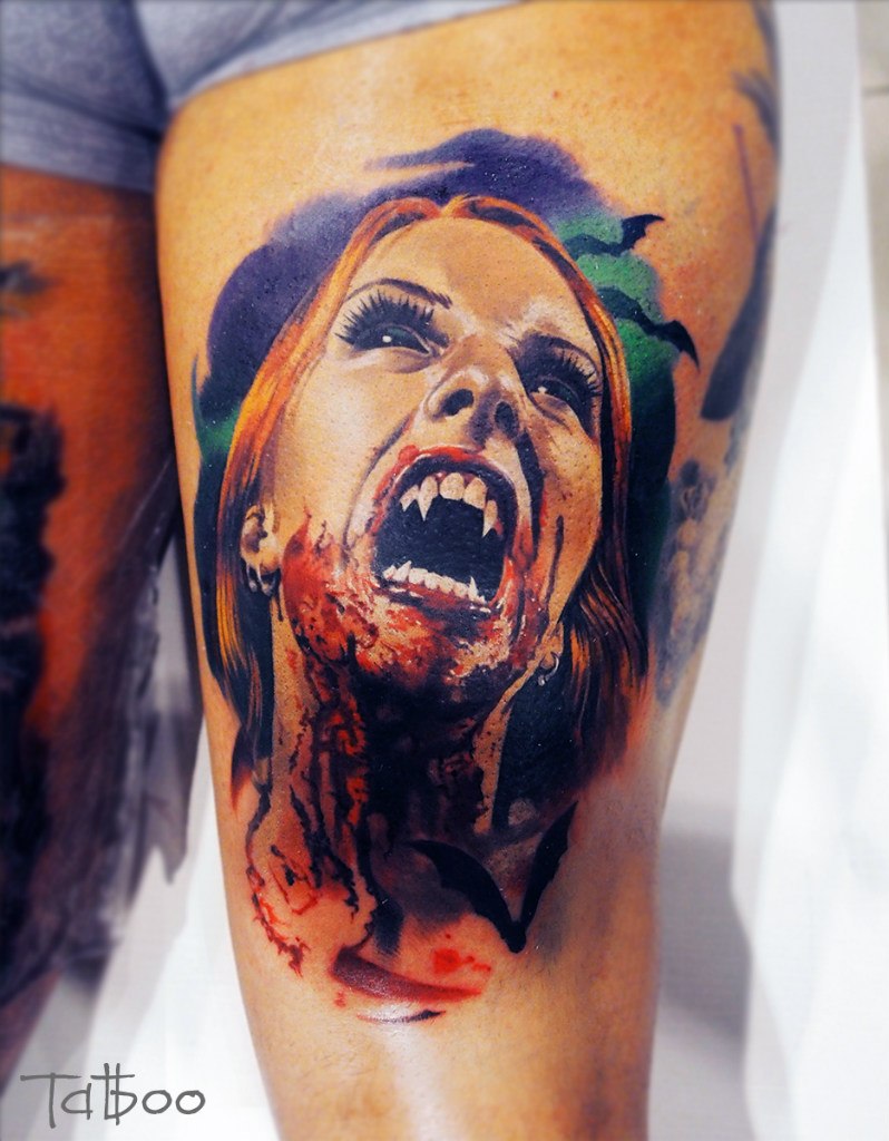 Татуировка девушка-вампир на бедре