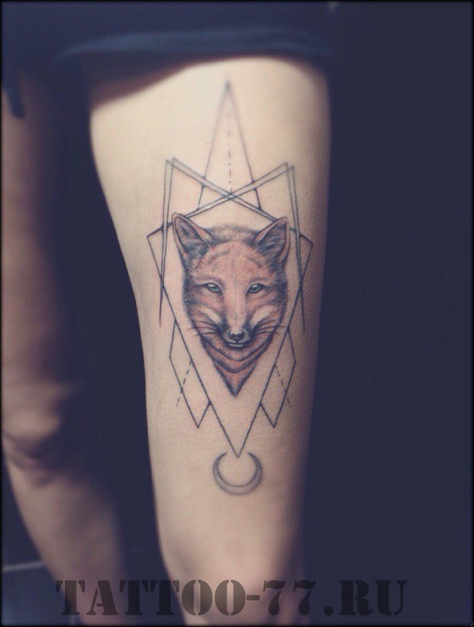 Татуировка лисы в геометрических формах на бедре