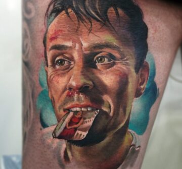 Татуировка мужчина с фотографией в зубах