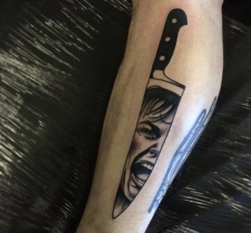 Татуировка ножа с лицом