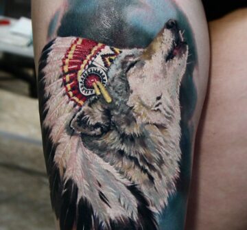 Воющий волк с индейскими перьями