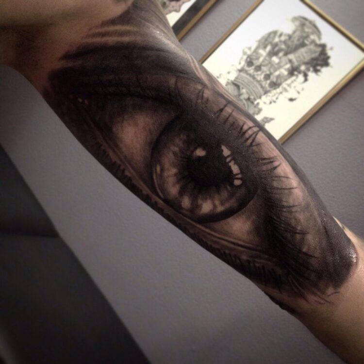 Большая черно-серая татуировка глаза на руке