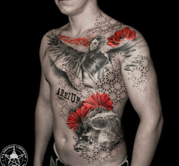 Большая мужская татуировка в стиле треш-полька на груди и животе