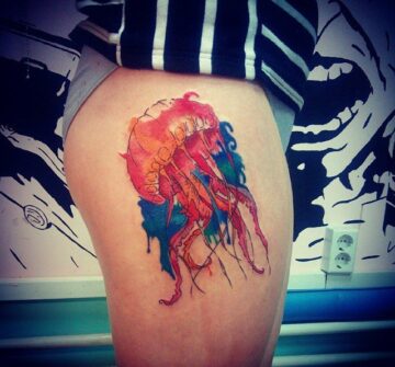 Медуза в стиле акварель на бедре