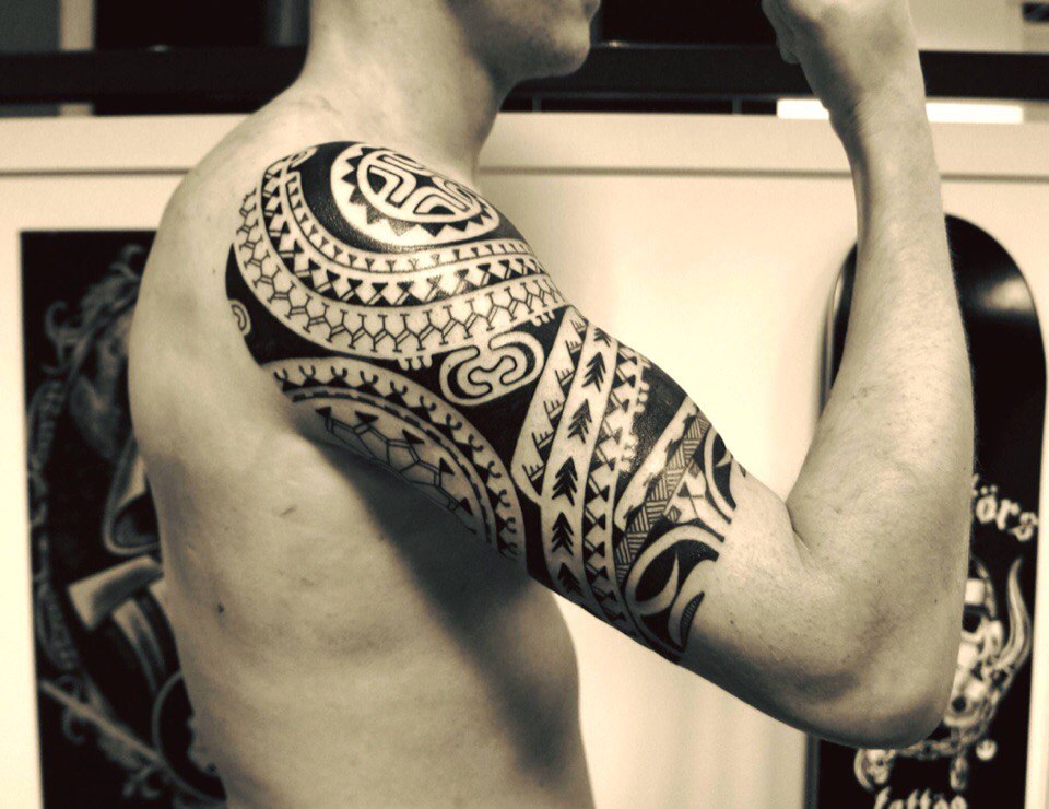 Мужская полинезийская тату на плече