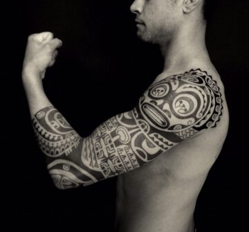 Мужская тату на руке в полинезийском стиле