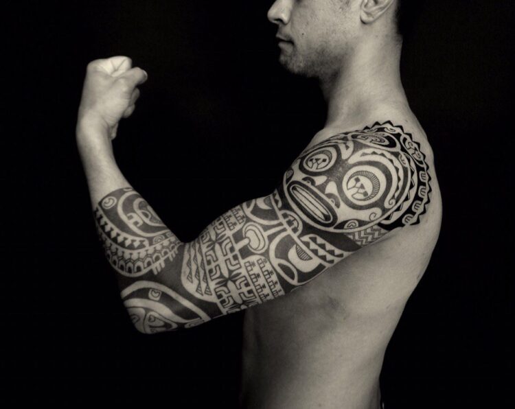 Мужская тату на руке в полинезийском стиле