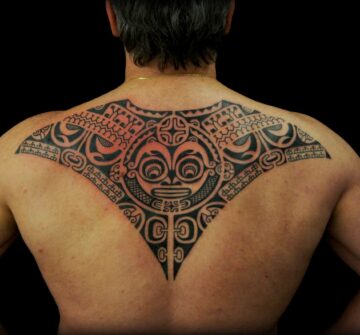 Мужская тату на спине в полинезийском стиле