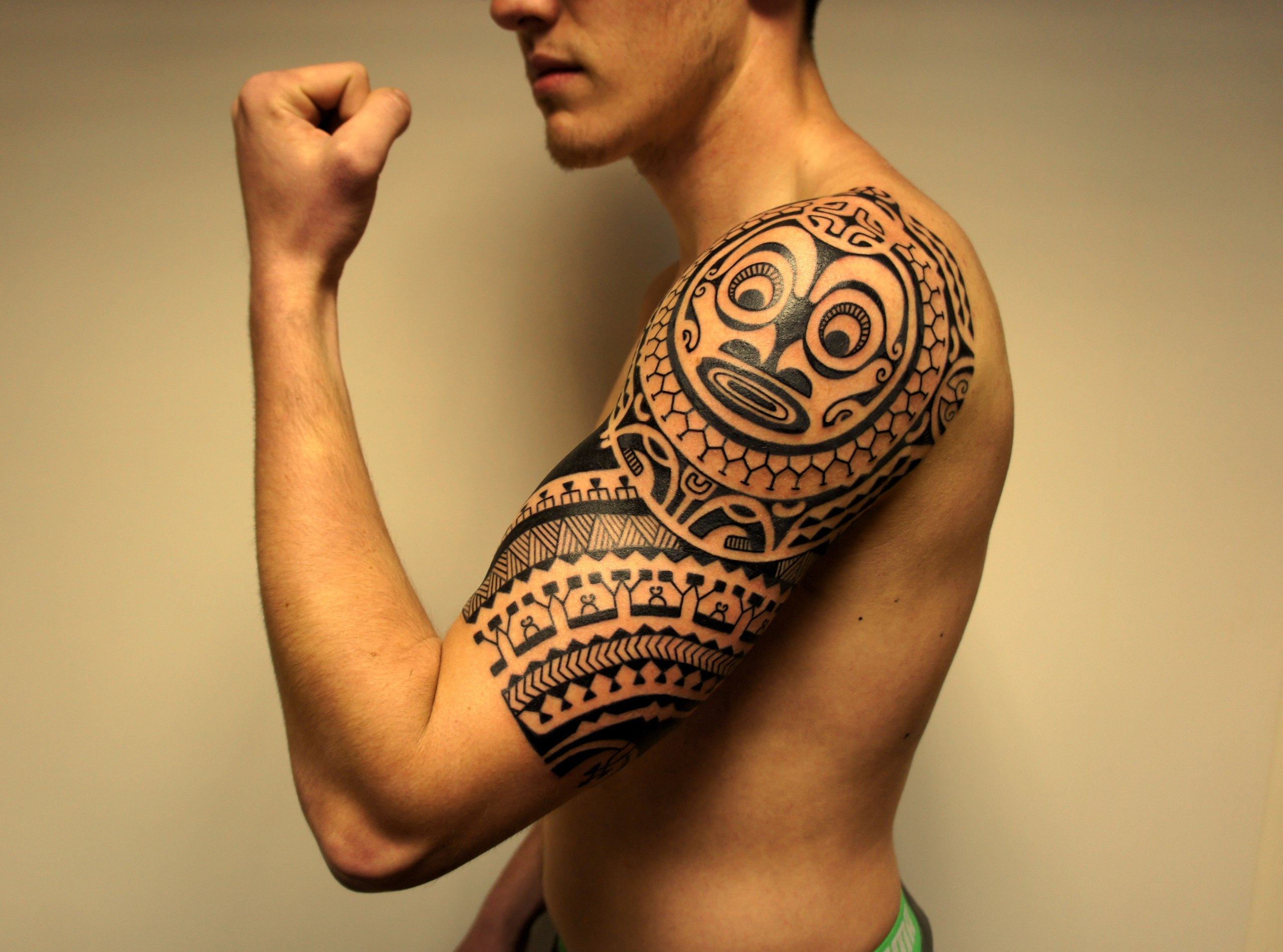 Мужская татуировка на плече в полинезийском стиле