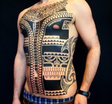 Полинезийская тату на животе и груди у мужчины