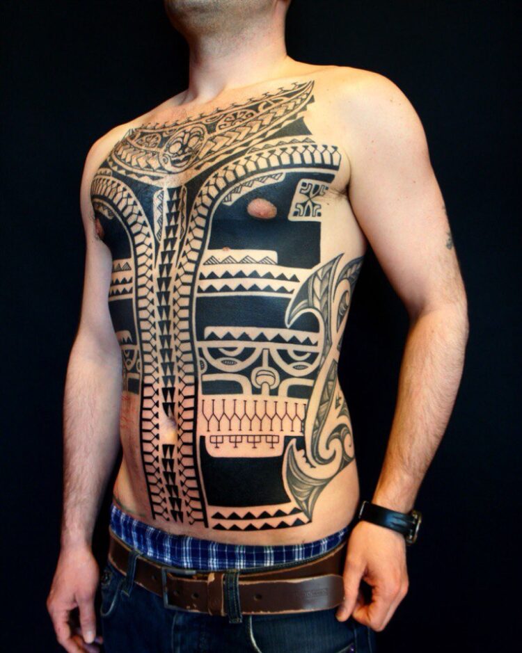 Полинезийская тату на животе и груди у мужчины