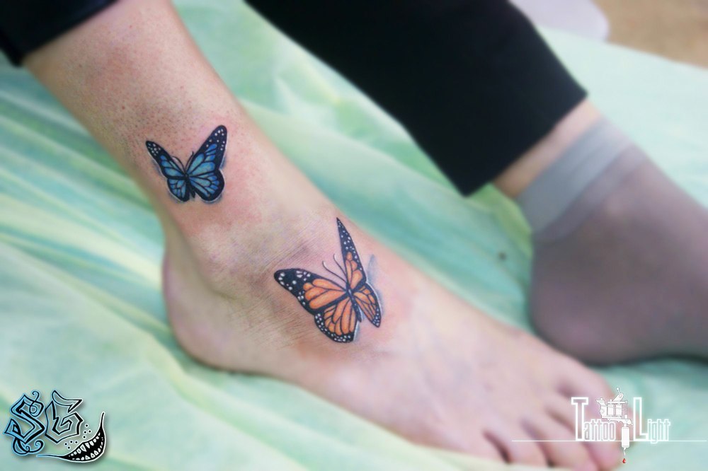 Реалистичные бабочки на ступне и лодыжке