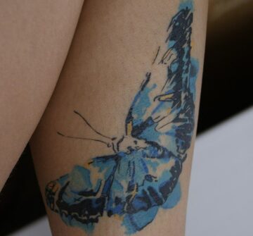 Синяя бабочка в стиле акварель