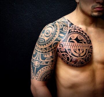 Тату на груди и плече в полинезийском стиле