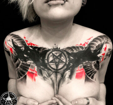 Женская татуировка на груди в стиле треш-полька