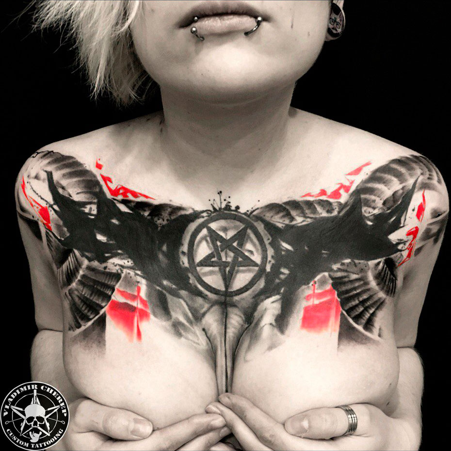 Женская татуировка на груди в стиле треш-полька