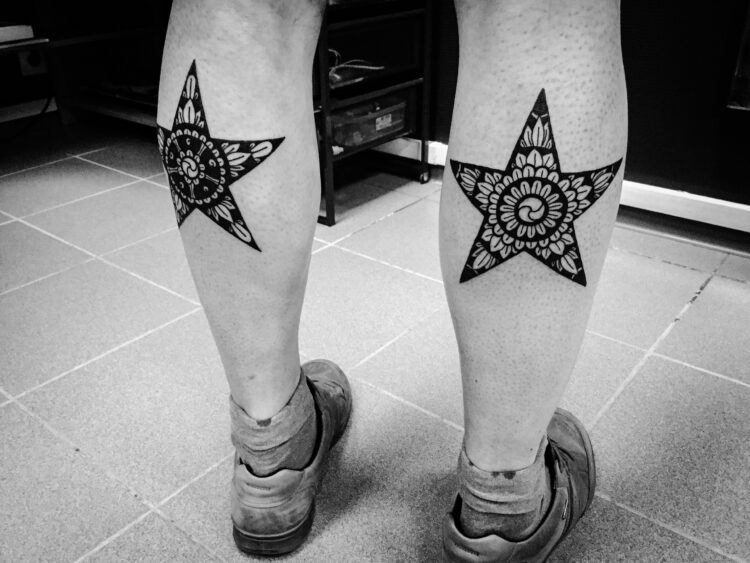 Звезды с узорами внутри на ногах
