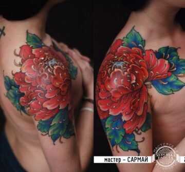 Красная хризантема на плече у девушки