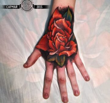 Красная роза на кисти руки