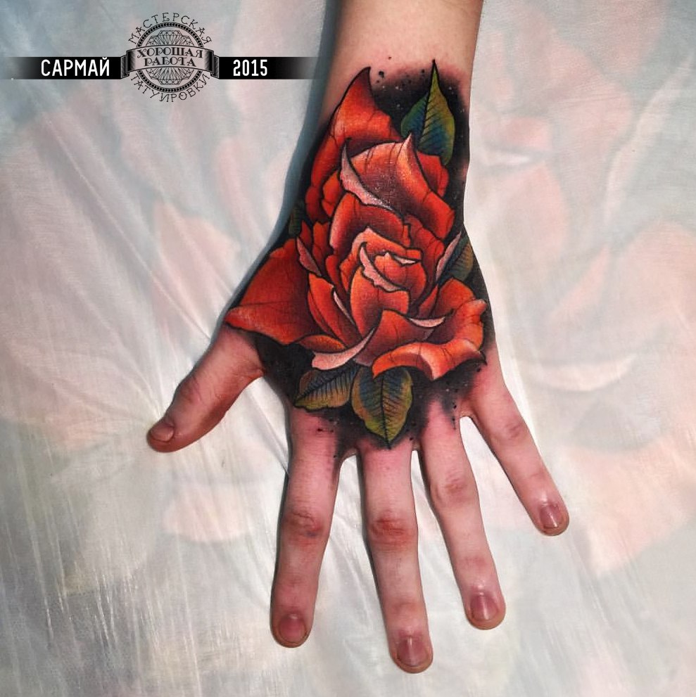 Красная роза на кисти руки