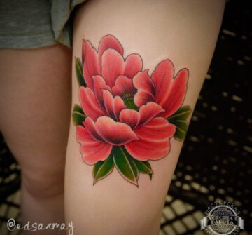 Татуировка розового цветка на бедре