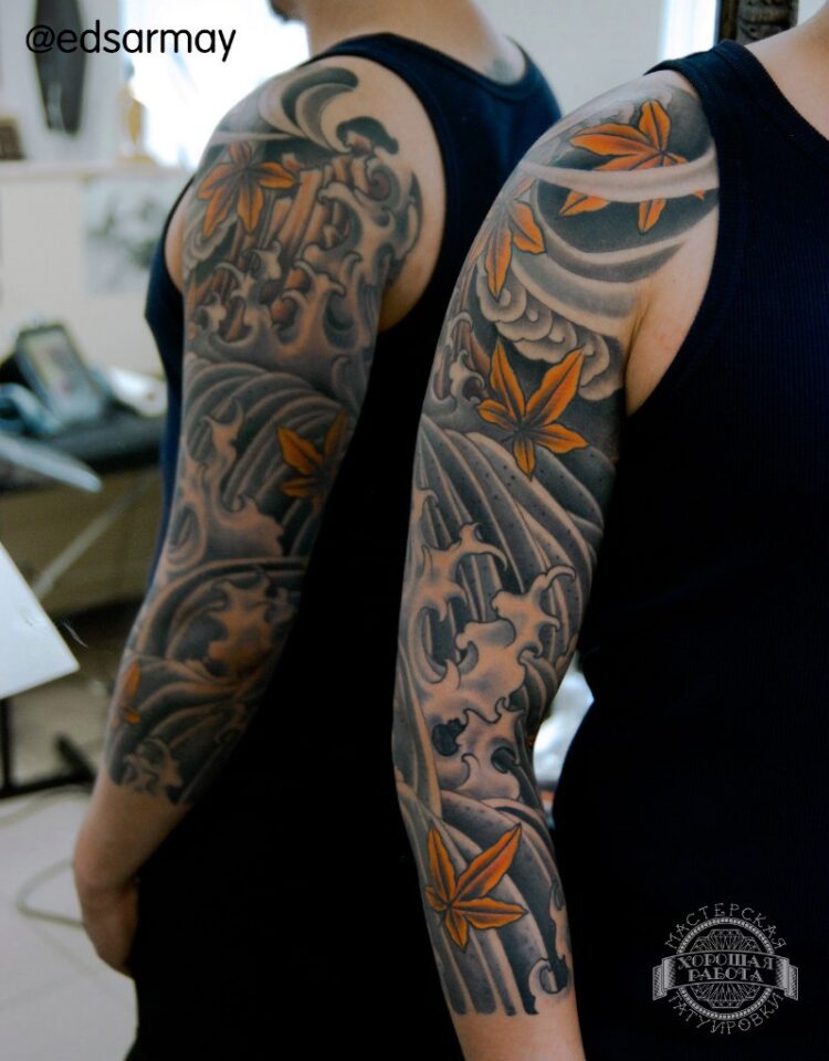 Японская тату с волнами и листьями на руке