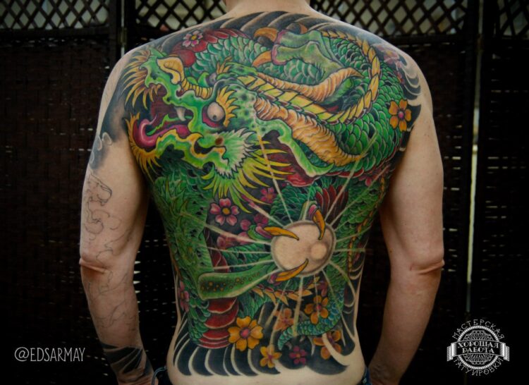 Японская тату с зеленым драконом во всю спину