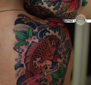 Японская татуировка карпа и цветка на спине