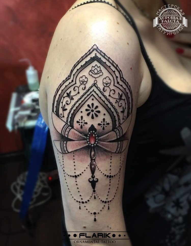 Женская тату на плече в стиле орнаментал